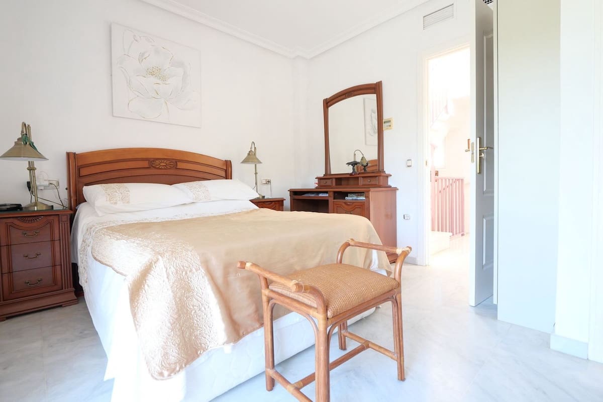 2 makuuhuone Omakotitalo myytävänä paikassa Cabopino mukana uima-altaan 
autotalli - 499 000 € (Ref: 9363005)