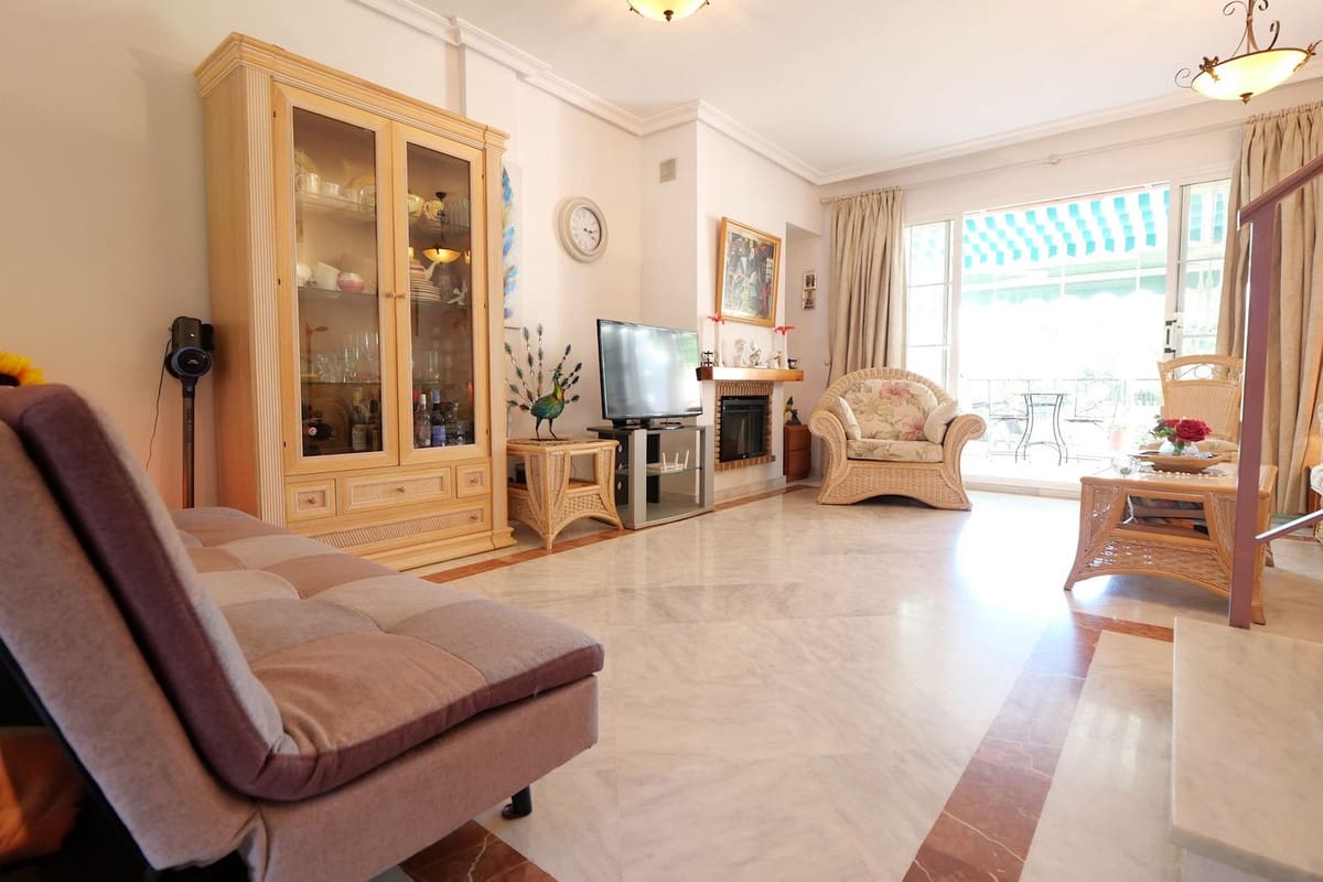 2 bedroom Townhouse for sale in Cabopino with pool garage - € 499,000 (Ref: 9363005)