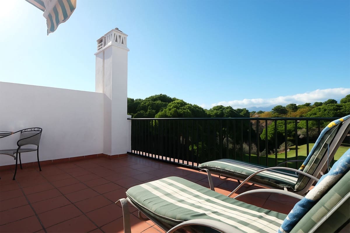 2 bedroom Townhouse for sale in Cabopino with pool garage - € 499,000 (Ref: 9363005)