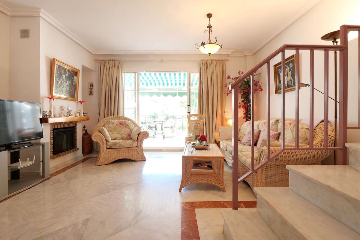 2 bedroom Townhouse for sale in Cabopino with pool garage - € 499,000 (Ref: 9363005)