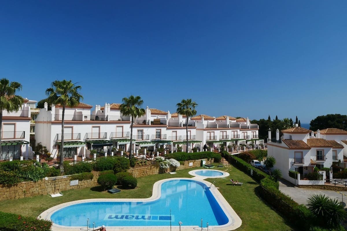 2 bedroom Townhouse for sale in Cabopino with pool garage - € 499,000 (Ref: 9363005)