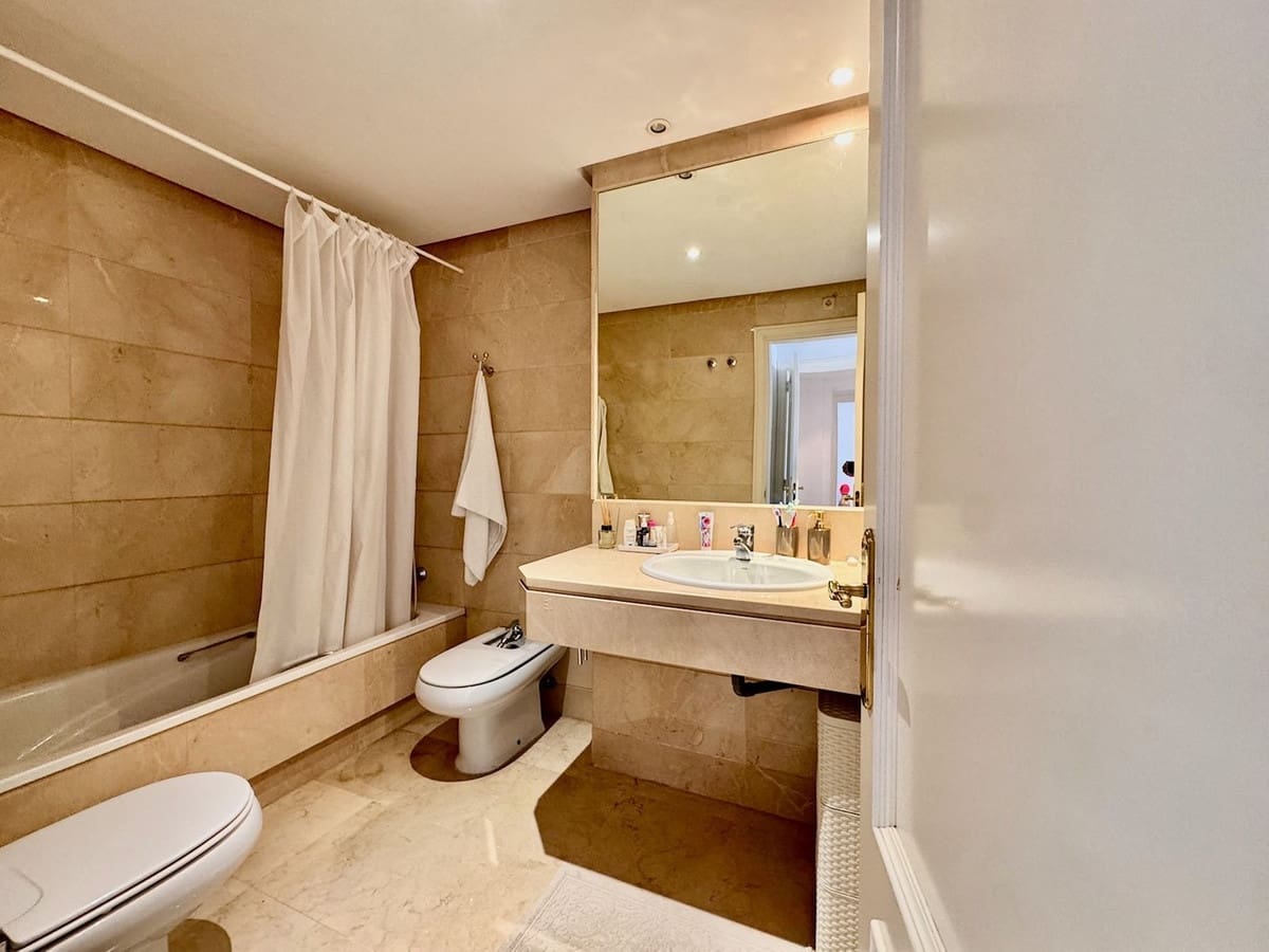 2 Zimmer Apartment zu verkaufen in Puerto Banus mit Pool Garage - 649.900 € (Ref: 9377700)