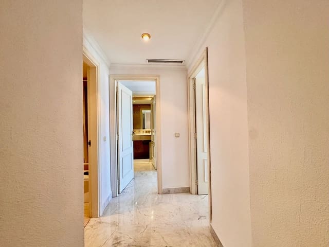 2 soveværelse Lejlighed til salg i Puerto Banus, Marbella med swimmingpool garage - € 649.900 (Ref: 9377700)