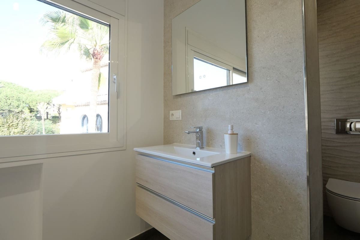 2 soverom Strandleiligheter til salgs i Cabopino med svømmebasseng - € 449 000 (Ref: 9388673)