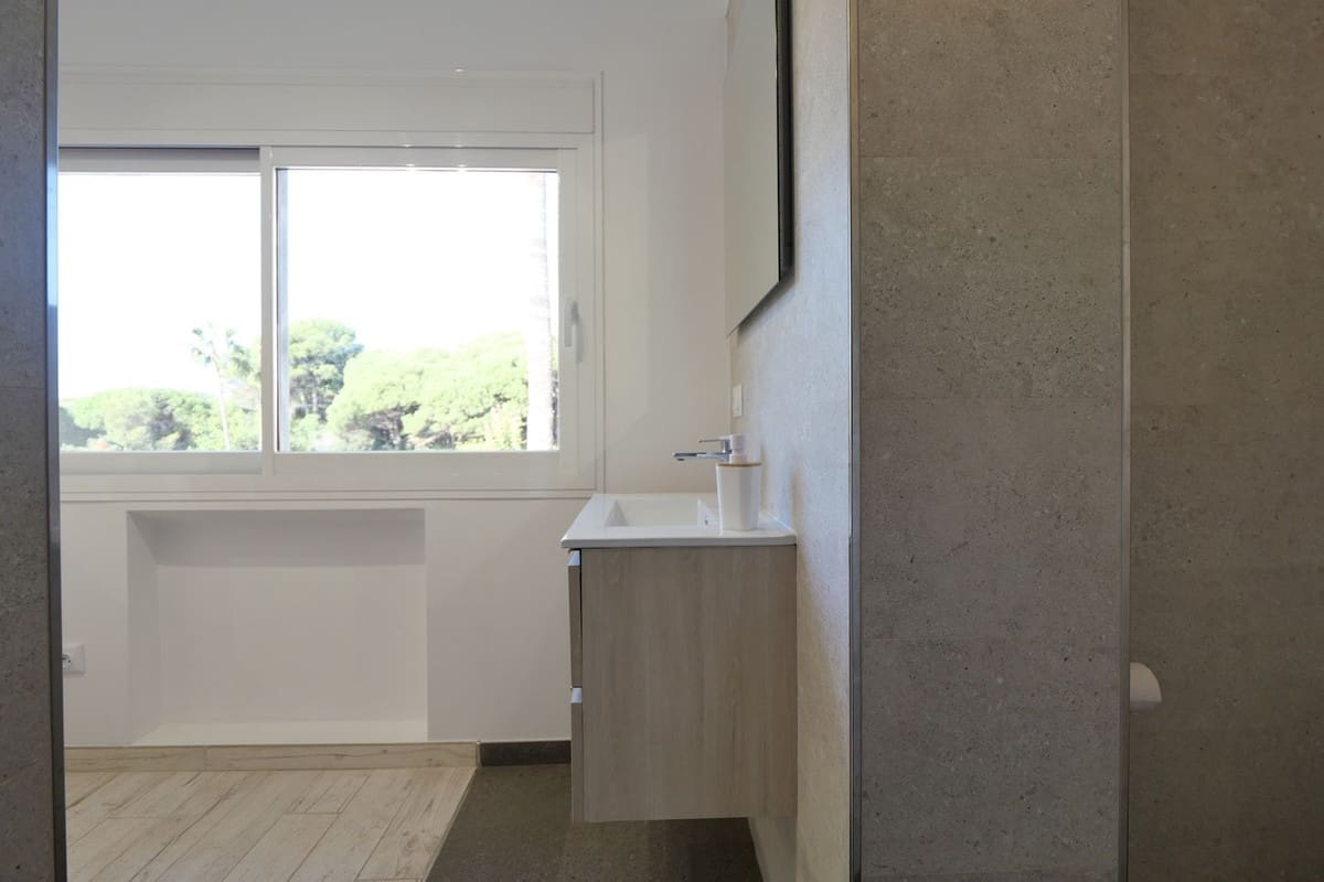 2 soveværelse Strandlejlighed til salg i Cabopino med swimmingpool - € 419.000 (Ref: 9388673)