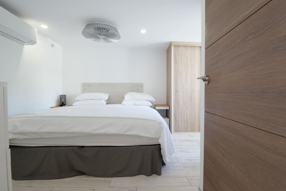 2 soveværelse Strandlejlighed til salg i Cabopino med swimmingpool - € 419.000 (Ref: 9388673)