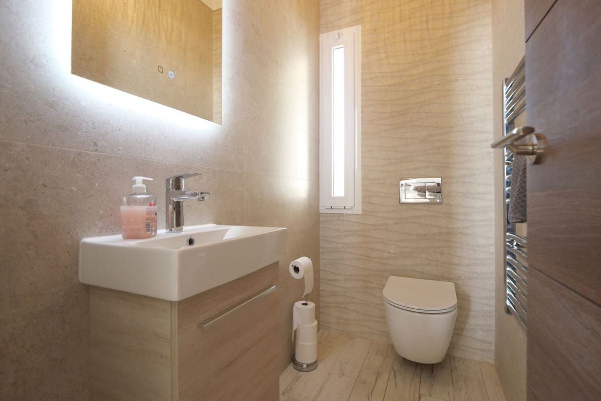 2 soveværelse Strandlejlighed til salg i Cabopino med swimmingpool - € 419.000 (Ref: 9388673)