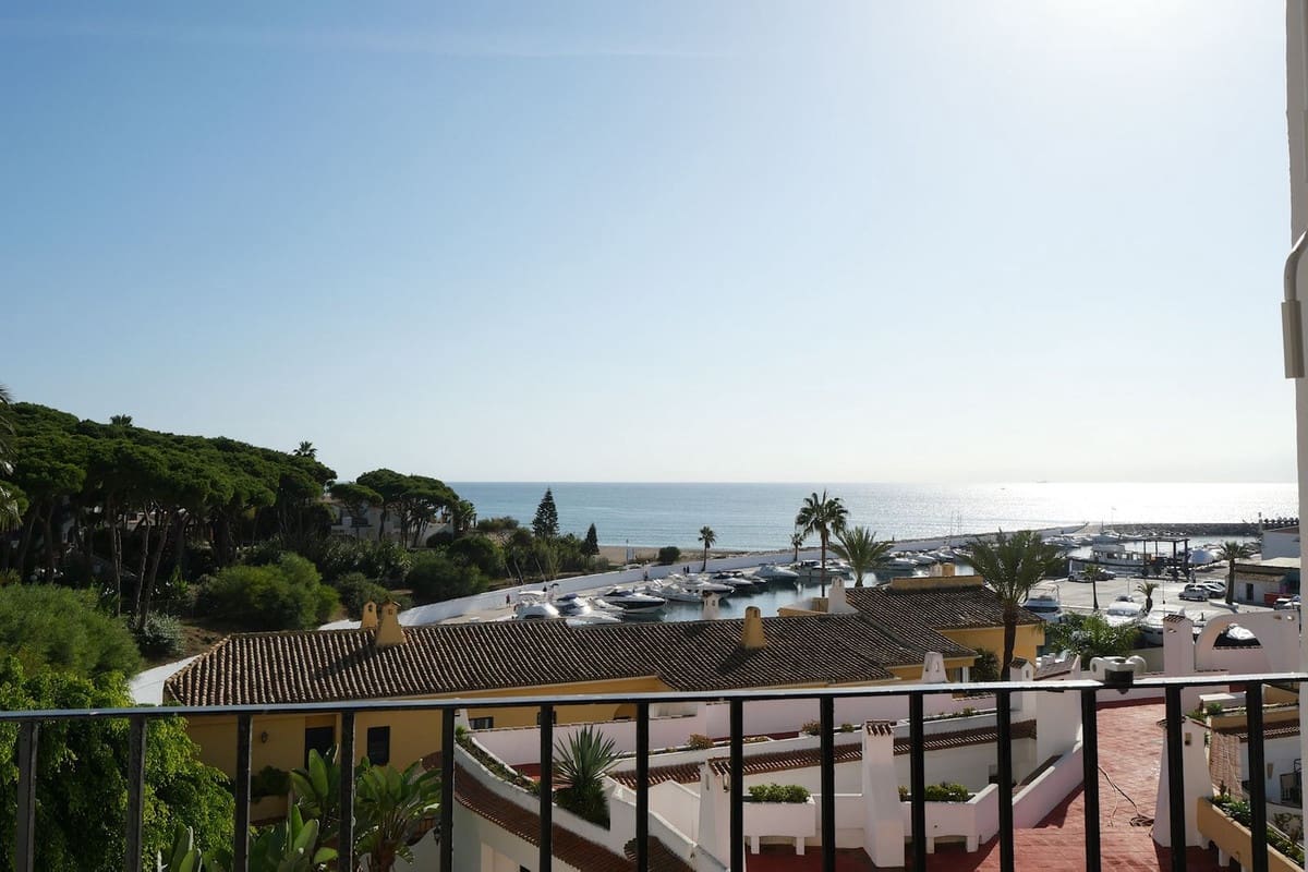 2 soveværelse Strandlejlighed til salg i Cabopino med swimmingpool - € 419.000 (Ref: 9388673)