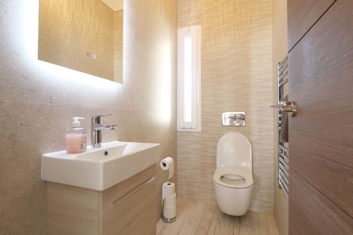 2 soveværelse Strandlejlighed til salg i Cabopino med swimmingpool - € 419.000 (Ref: 9388673)