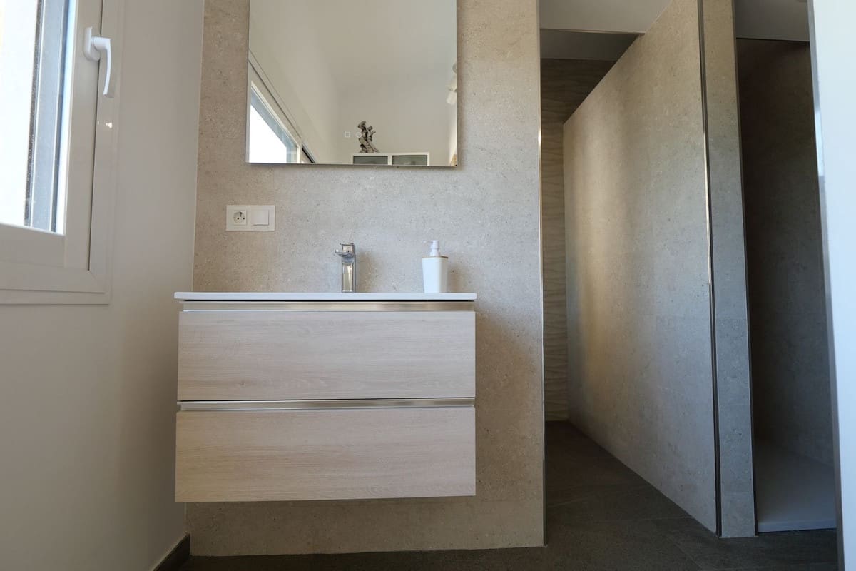 2 soveværelse Strandlejlighed til salg i Cabopino med swimmingpool - € 419.000 (Ref: 9388673)