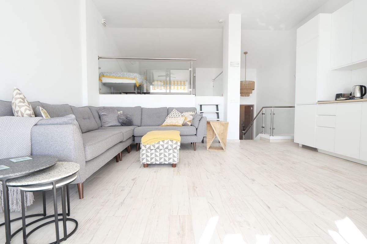 2 soveværelse Strandlejlighed til salg i Cabopino med swimmingpool - € 419.000 (Ref: 9388673)