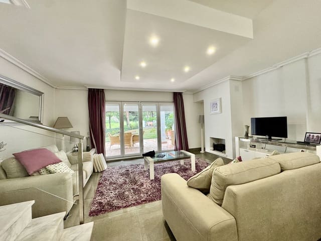 3 soveværelse Byhus til salg i Cabopino, Marbella med swimmingpool garage - € 573.900 (Ref: 9397983)