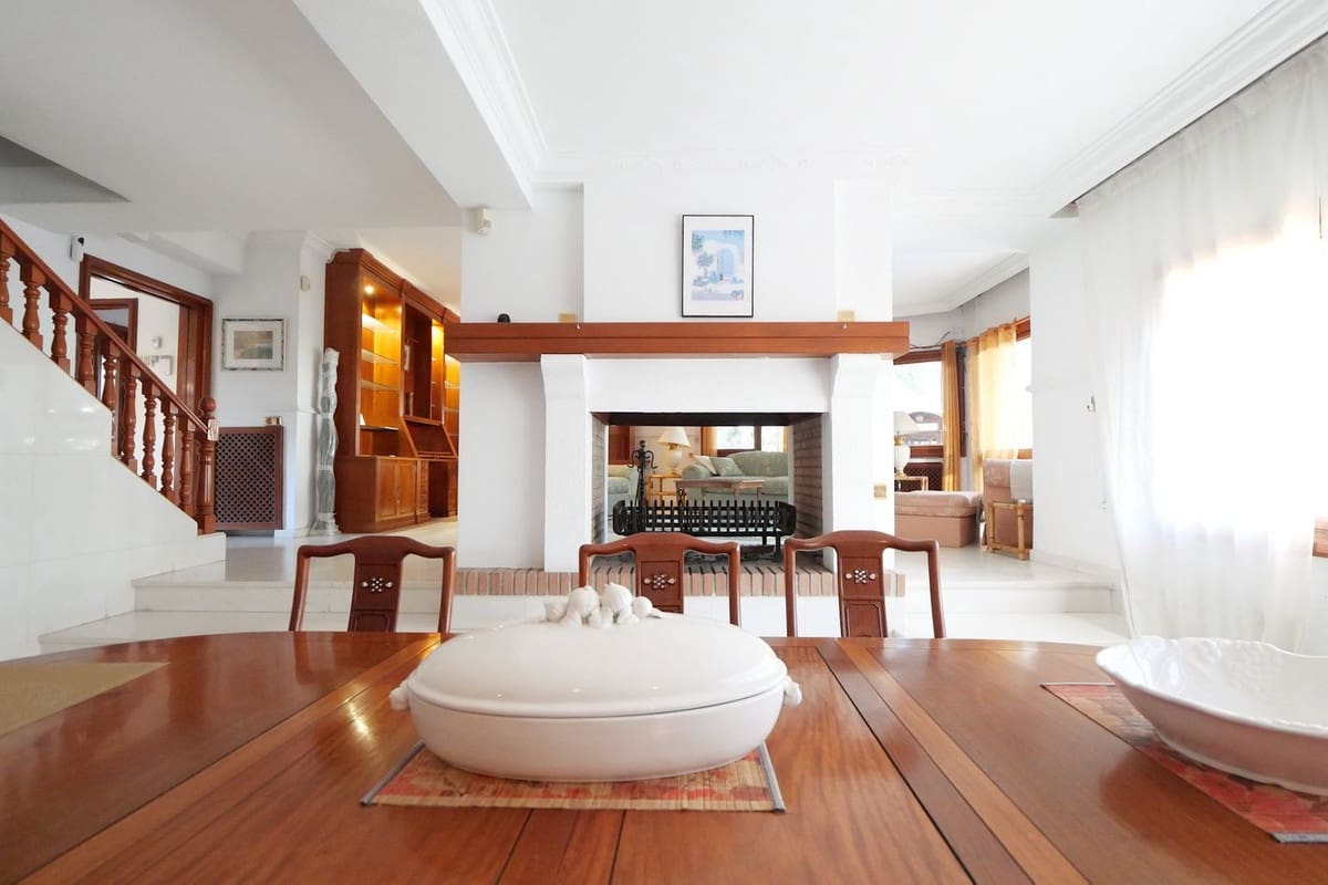 9 sypialnia Willa na sprzedaż w Cabopino z basenem garażem - 3 800 000 € (Ref: 9404618)