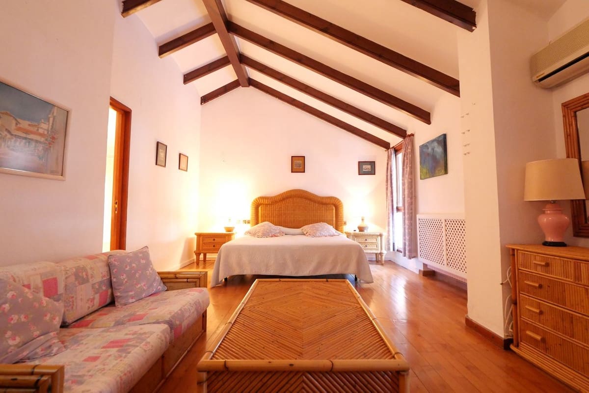 9 sypialnia Willa na sprzedaż w Cabopino z basenem garażem - 3 800 000 € (Ref: 9404618)