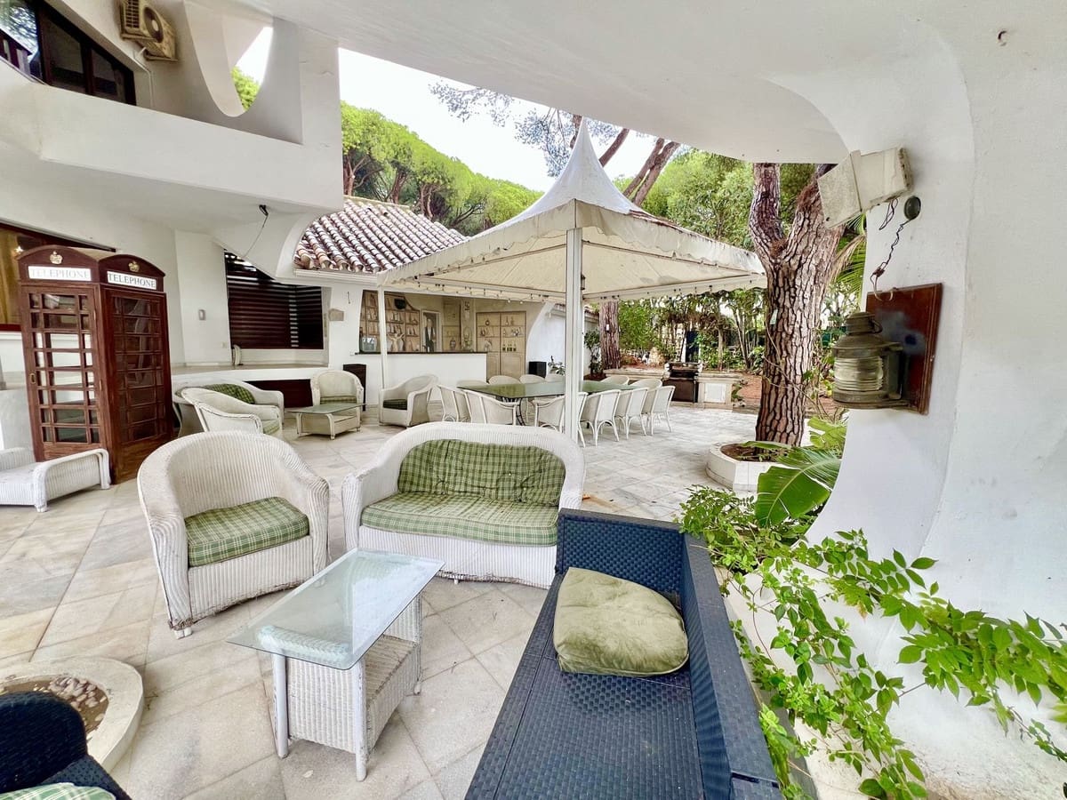 9 sypialnia Willa na sprzedaż w Cabopino z basenem garażem - 3 800 000 € (Ref: 9404618)