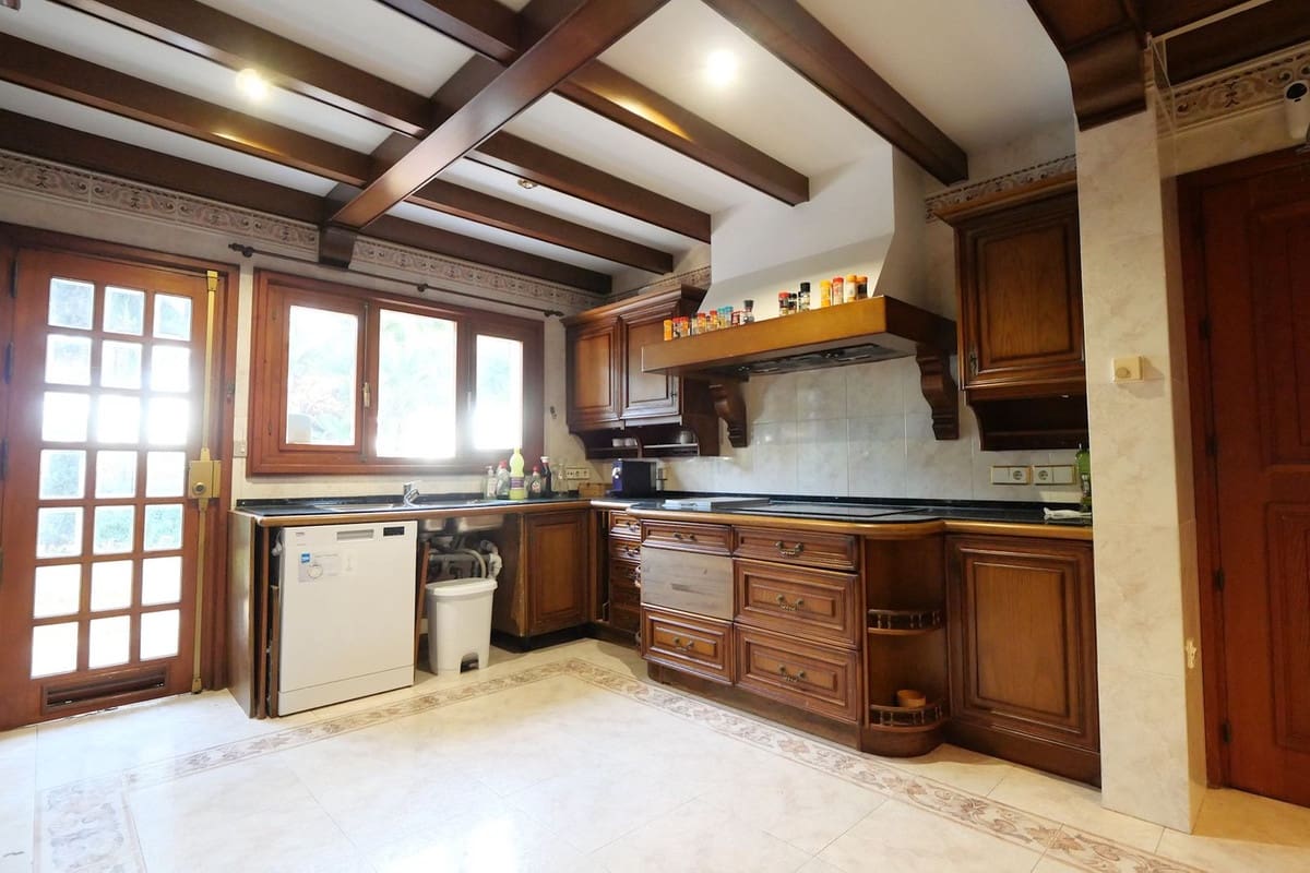 9 sypialnia Willa na sprzedaż w Cabopino z basenem garażem - 3 800 000 € (Ref: 9404618)