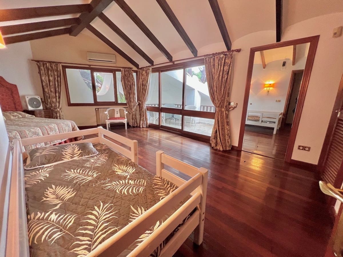 9 sypialnia Willa na sprzedaż w Cabopino z basenem garażem - 3 800 000 € (Ref: 9404618)