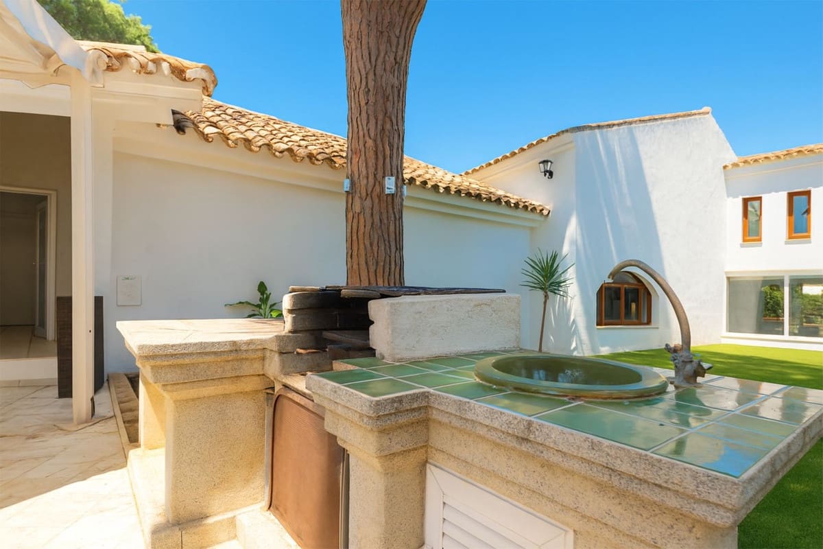 9 sypialnia Willa na sprzedaż w Cabopino z basenem garażem - 3 800 000 € (Ref: 9404618)
