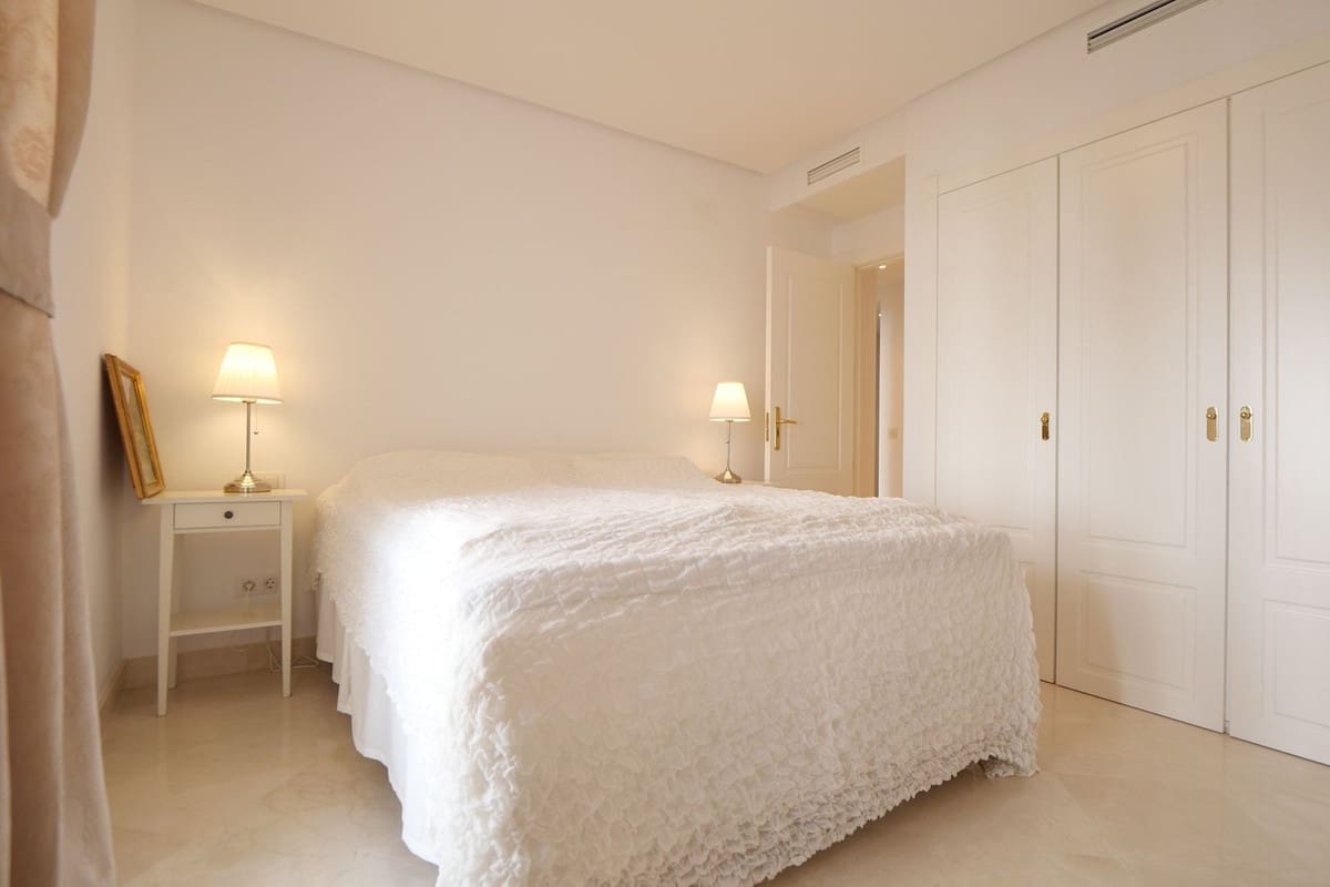 2 soveværelse Lejlighed til salg i Nueva Andalucia med swimmingpool garage - € 619.000 (Ref: 9417716)