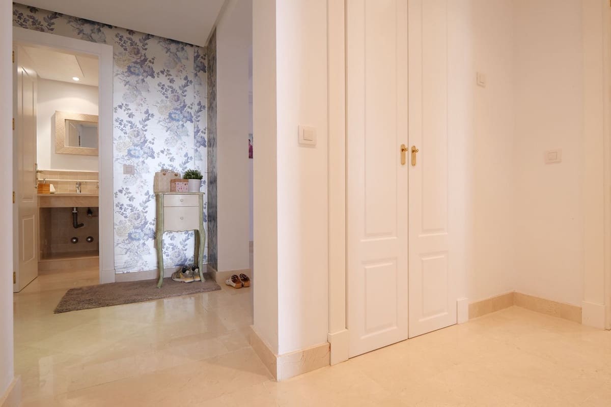 2 soveværelse Lejlighed til salg i Nueva Andalucia med swimmingpool garage - € 619.000 (Ref: 9417716)