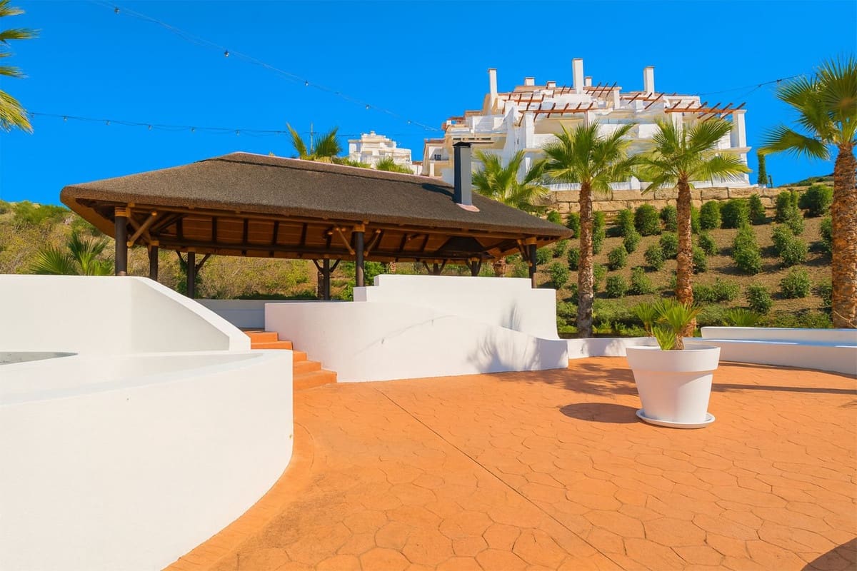 2 soveværelse Lejlighed til salg i Nueva Andalucia med swimmingpool garage - € 619.000 (Ref: 9417716)