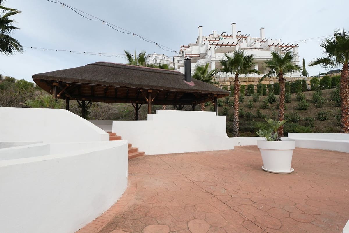 2 soveværelse Lejlighed til salg i Nueva Andalucia med swimmingpool garage - € 619.000 (Ref: 9417716)