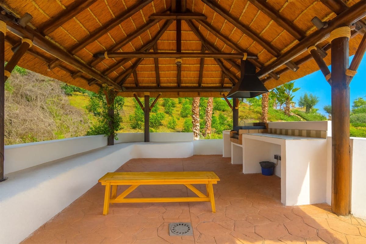 2 soveværelse Lejlighed til salg i Nueva Andalucia med swimmingpool garage - € 619.000 (Ref: 9417716)