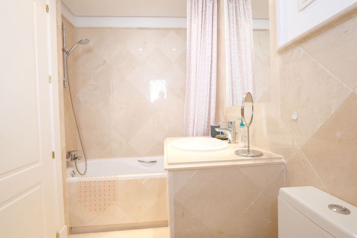 2 soveværelse Lejlighed til salg i Nueva Andalucia med swimmingpool garage - € 619.000 (Ref: 9417716)