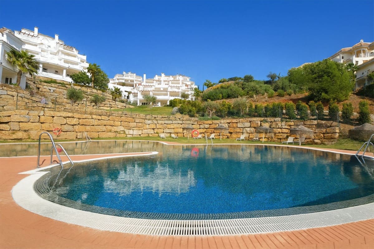 2 soveværelse Lejlighed til salg i Nueva Andalucia med swimmingpool garage - € 619.000 (Ref: 9417716)