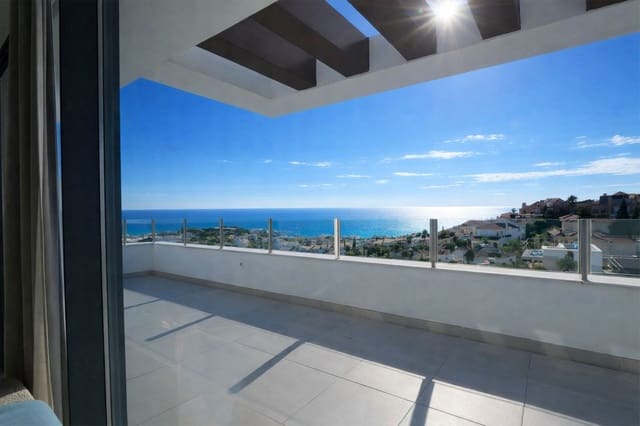 Ático de 2 habitaciones en La Cala de Mijas, Mijas en venta con piscina garaje - 595.000 € (Ref: 9471050)