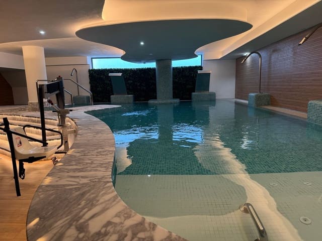 Ático de 2 habitaciones en La Cala de Mijas, Mijas en venta con piscina garaje - 595.000 € (Ref: 9471050)