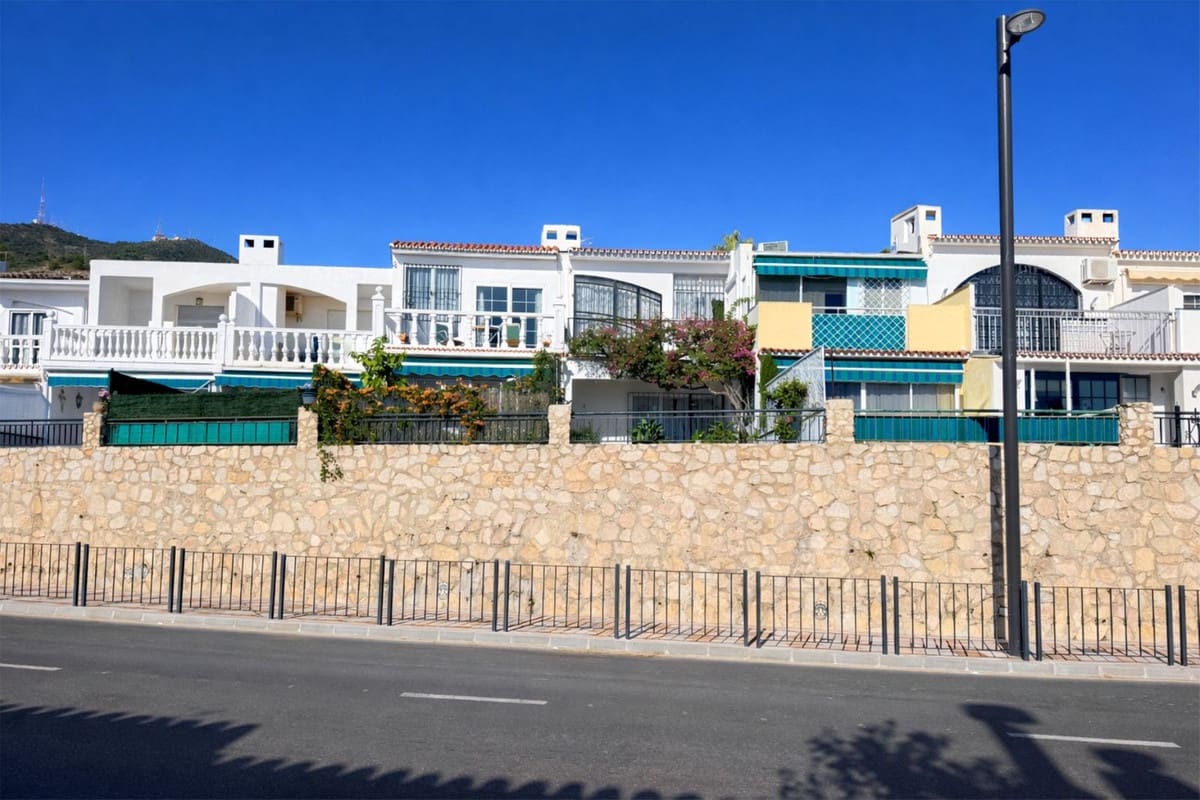 2 makuuhuone Omakotitalo myytävänä paikassa Benalmadena mukana uima-altaan - 375 000 € (Ref: 9494155)