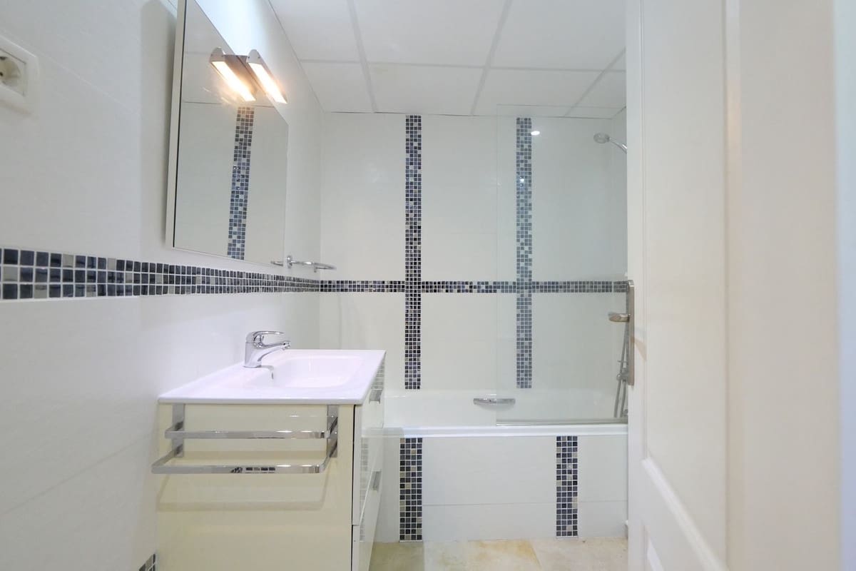 2 sypialnia Apartament na sprzedaż w Riviera del Sol z basenem garażem - 349 000 € (Ref: 9516473)