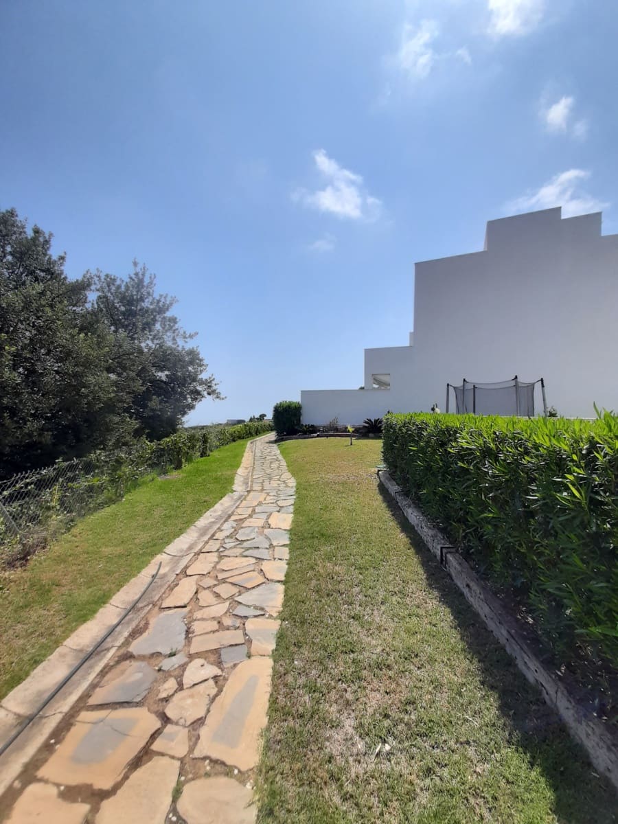 3 bedroom Townhouse for rent in La Mairena with pool garage - € 2,200 (Ref: 9523590)