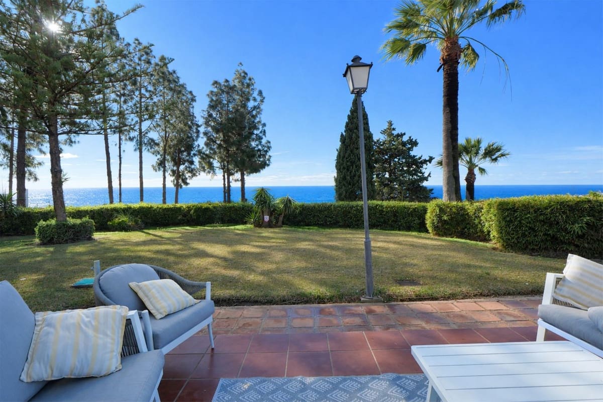 2 bedroom Apartment for sale in Calahonda with pool - € 348,000 (Ref: 9547412)