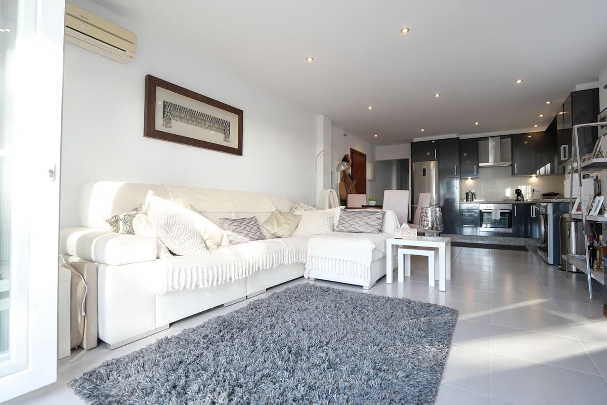 2 bedroom Apartment for sale in Calahonda with pool - € 348,000 (Ref: 9547412)