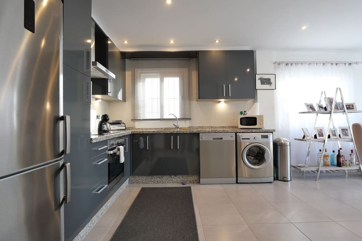 2 bedroom Apartment for sale in Calahonda with pool - € 348,000 (Ref: 9547412)