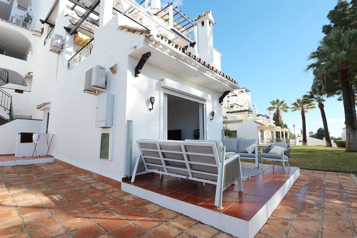 2 bedroom Apartment for sale in Calahonda with pool - € 348,000 (Ref: 9547412)