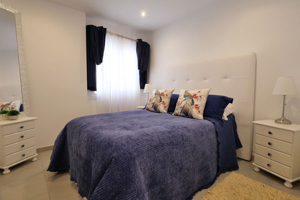2 bedroom Apartment for sale in Calahonda with pool - € 348,000 (Ref: 9547412)
