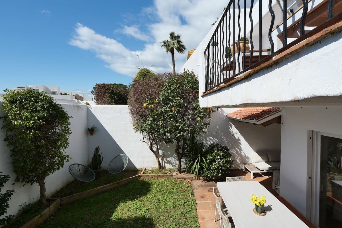 3 soveværelse Byhus til salg i Cabopino med swimmingpool - € 549.000 (Ref: 9557440)