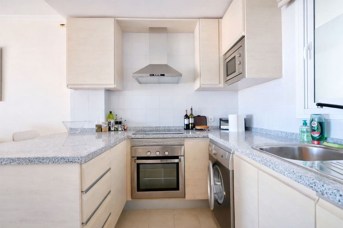 Apartamento de 2 habitaciones en Calahonda en venta con piscina garaje - 338.000 € (Ref: 9618672)