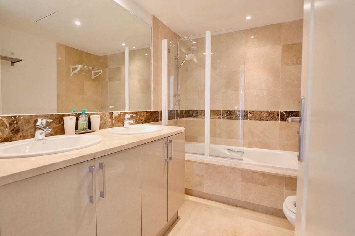 Apartamento de 2 habitaciones en Calahonda en venta con piscina garaje - 338.000 € (Ref: 9618672)