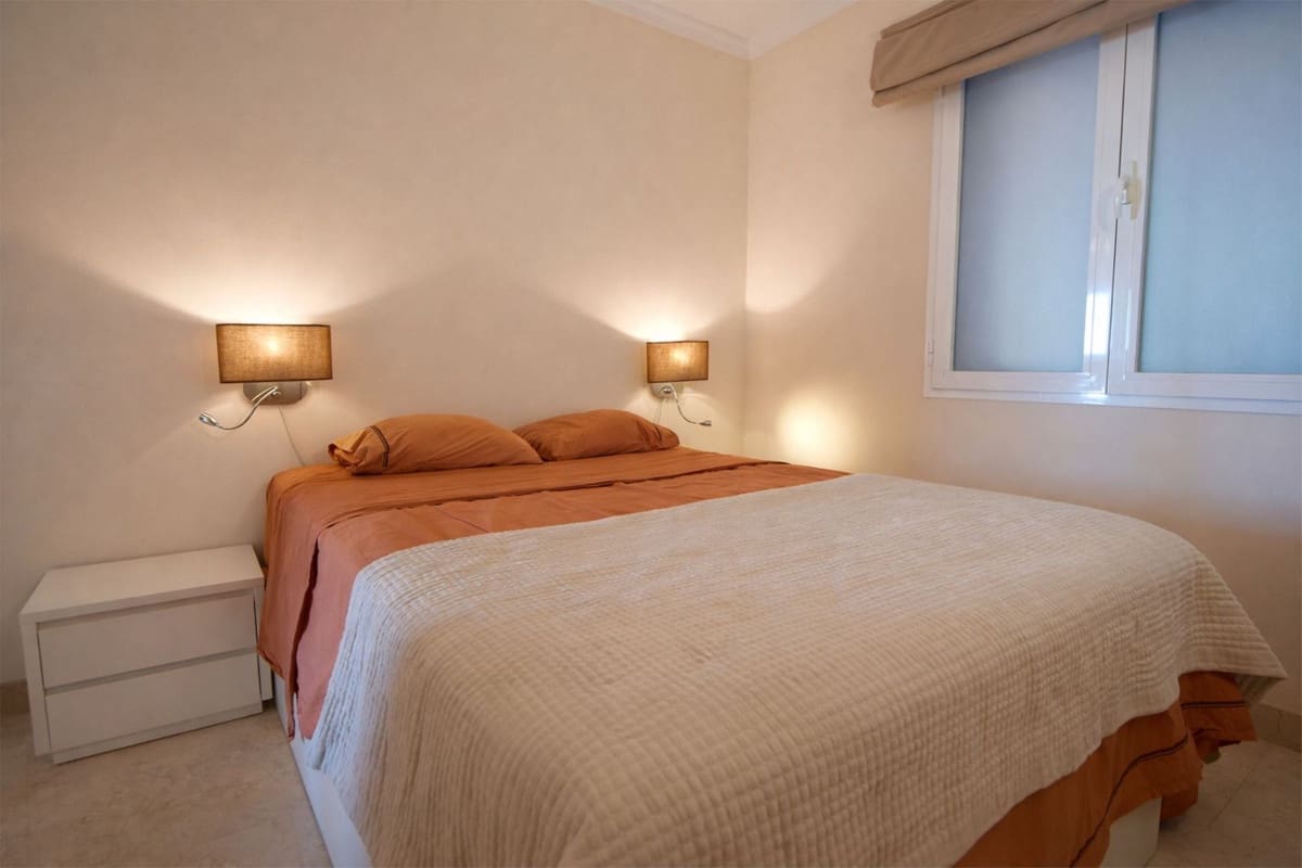 Apartamento de 2 habitaciones en Calahonda en venta con piscina garaje - 338.000 € (Ref: 9618672)