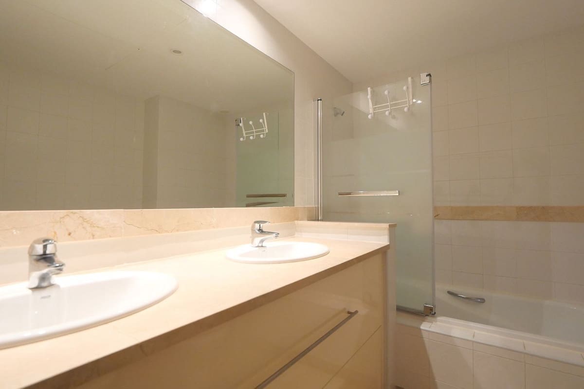 2 bedroom Apartment for sale in Calahonda with pool - € 369,920 (Ref: 9643708)