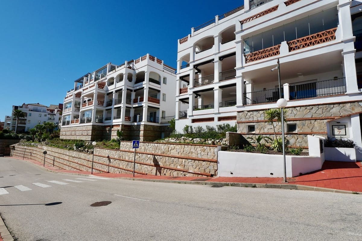 Apartamento de 2 habitaciones en Calahonda en venta con piscina - 349.900 € (Ref: 9654517)