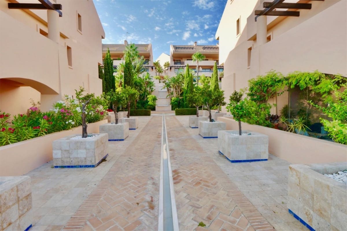 2 bedroom Apartment for sale in Calahonda with pool garage - € 339,900 (Ref: 9659809)