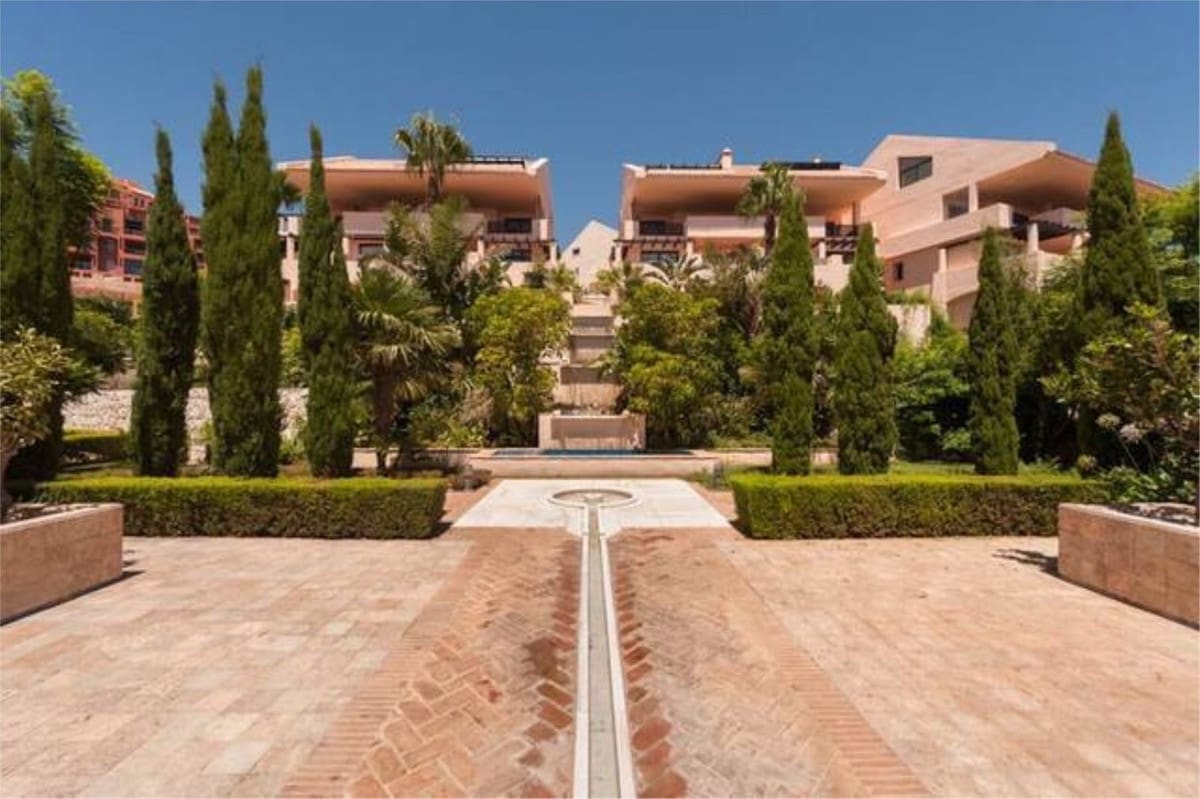 2 bedroom Apartment for sale in Calahonda with pool garage - € 339,900 (Ref: 9659809)