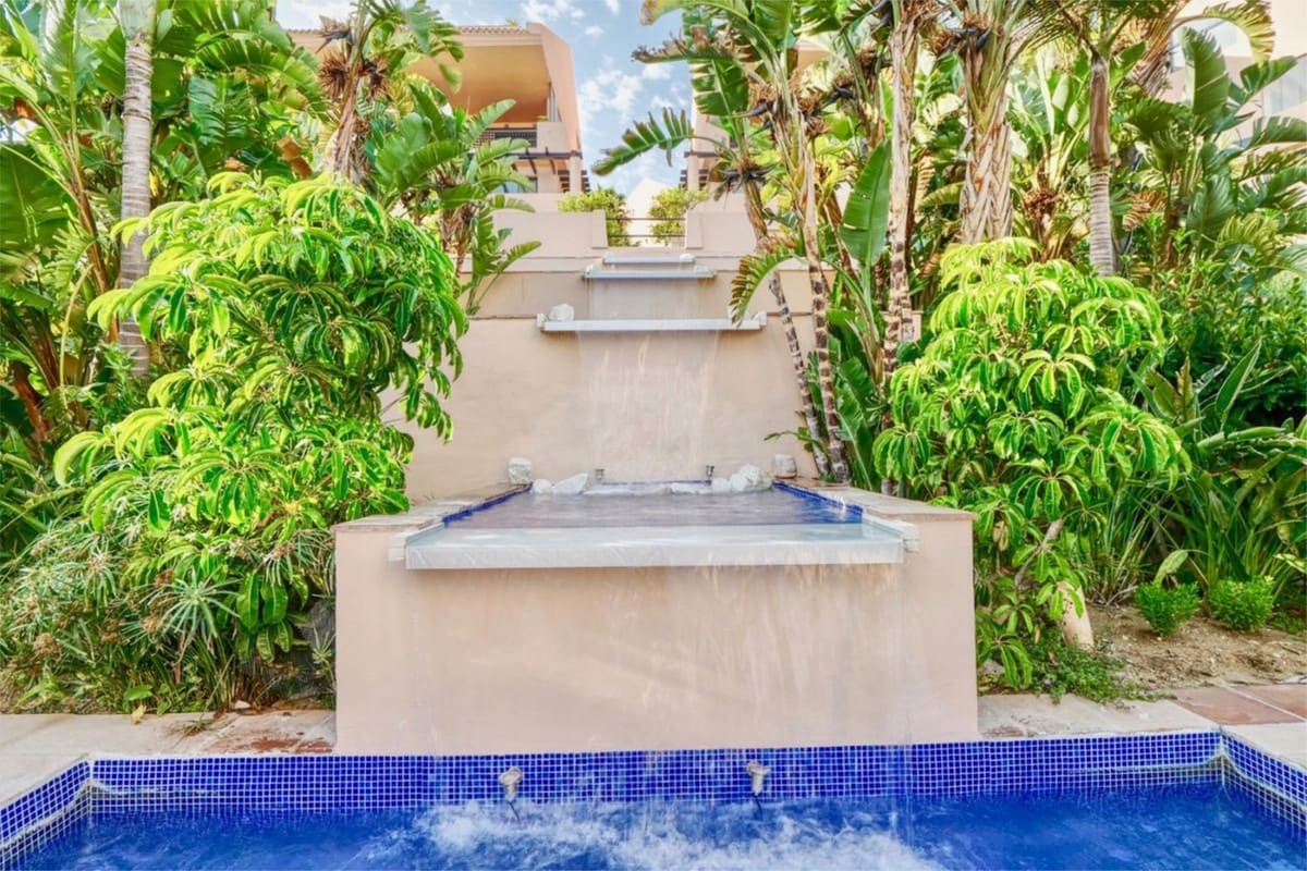 2 bedroom Apartment for sale in Calahonda with pool garage - € 339,900 (Ref: 9659809)