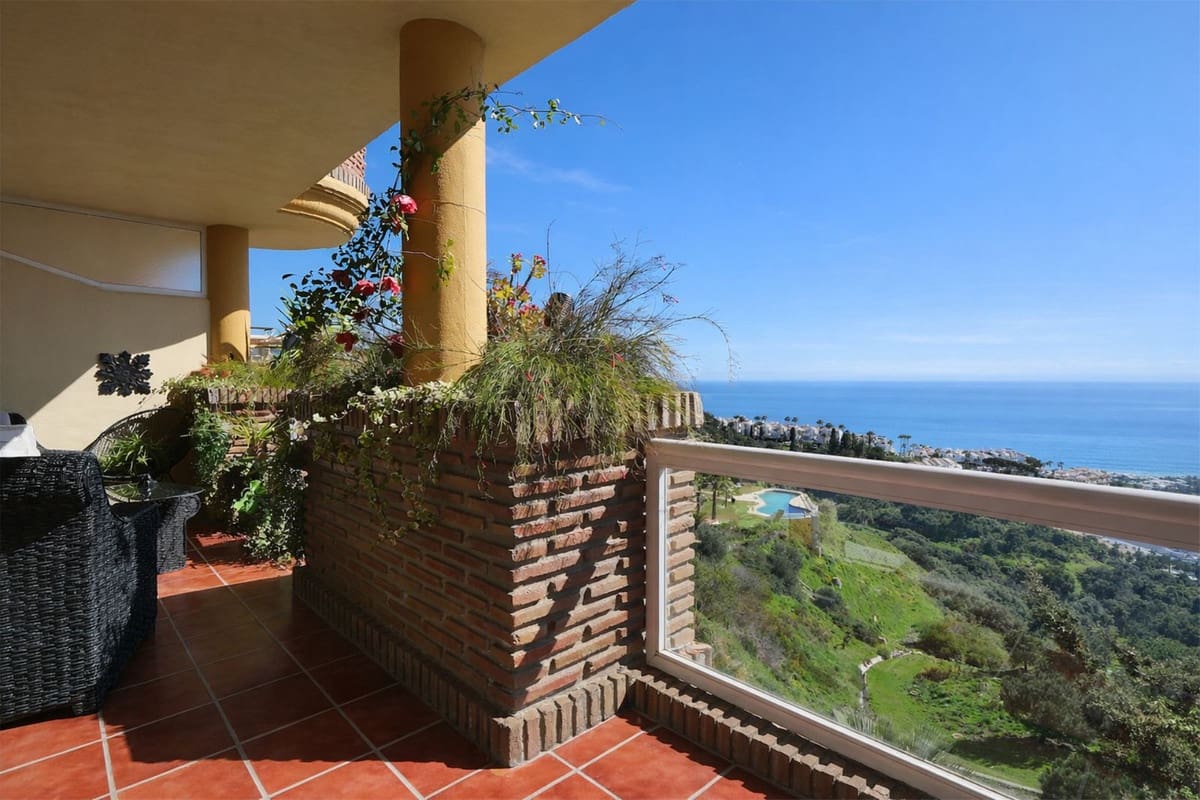 2 bedroom Apartment for sale in Calahonda with pool - € 349,900 (Ref: 9673765)