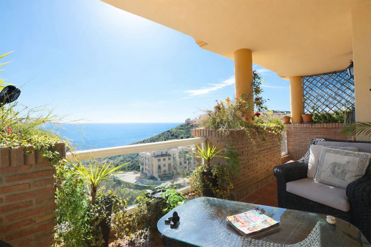 2 bedroom Apartment for sale in Calahonda with pool - € 349,900 (Ref: 9673765)